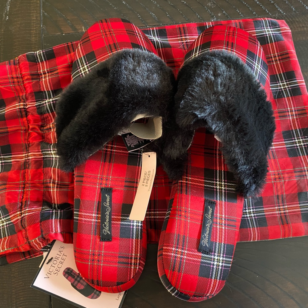 Victoria’s Secret slippers NWT
